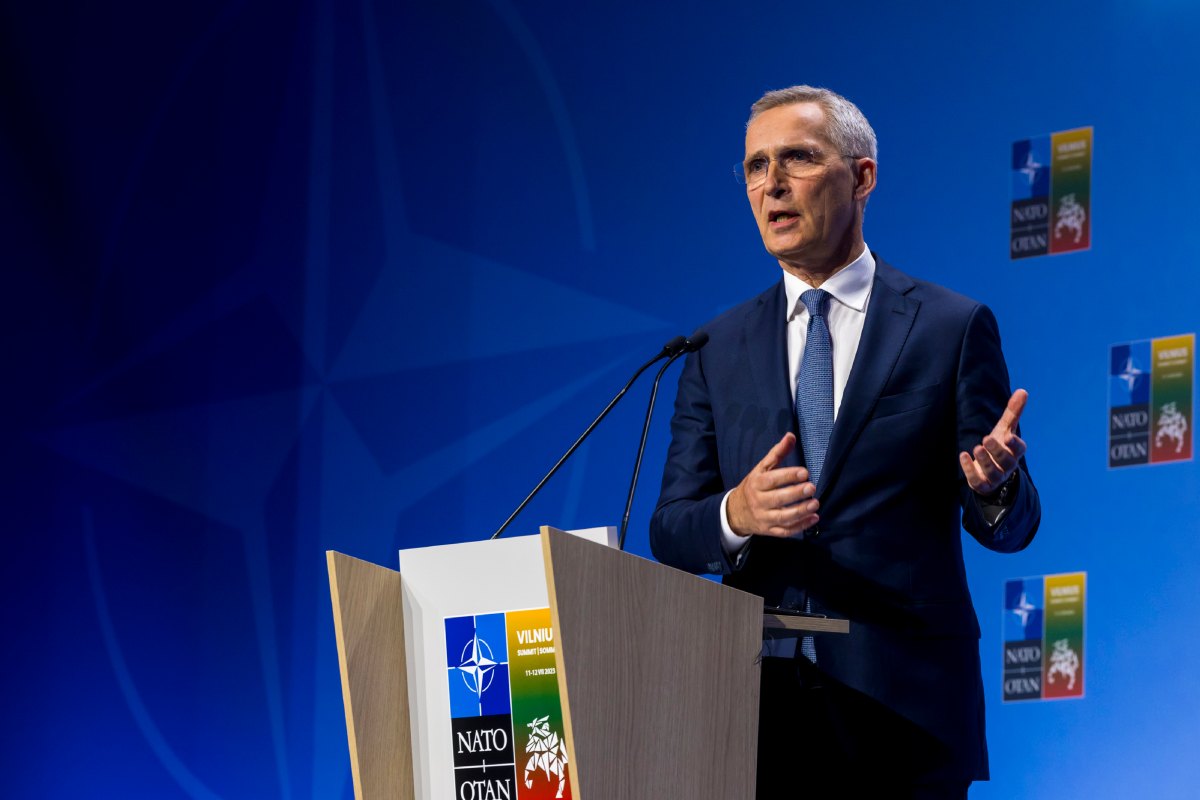 Svezia, ufficiale l’ingresso nella Nato. Jens Stoltenberg: “Giornata storica”