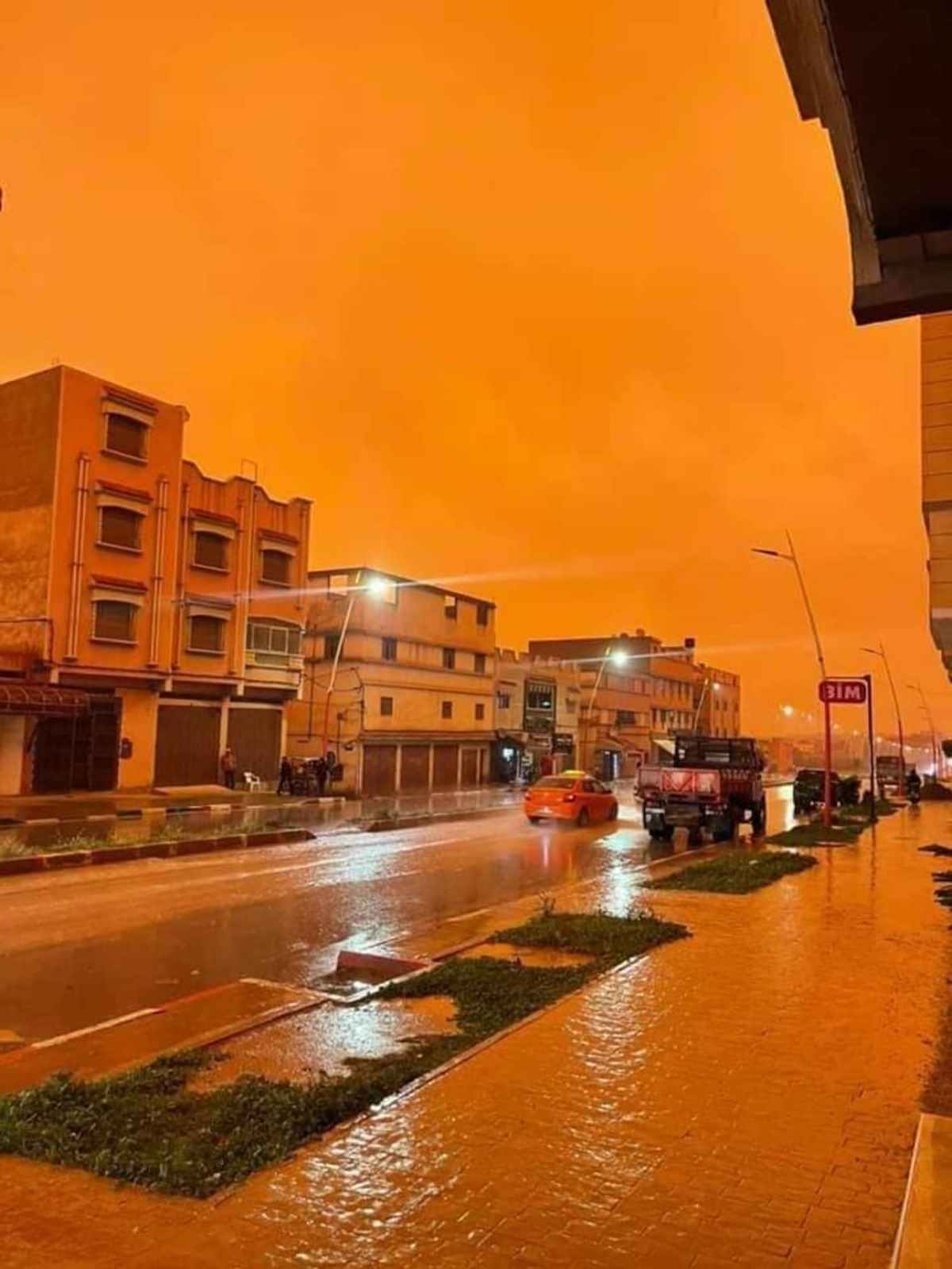 VIDEO | Marocco, tempesta di sabbia e pioggia: cielo arancione