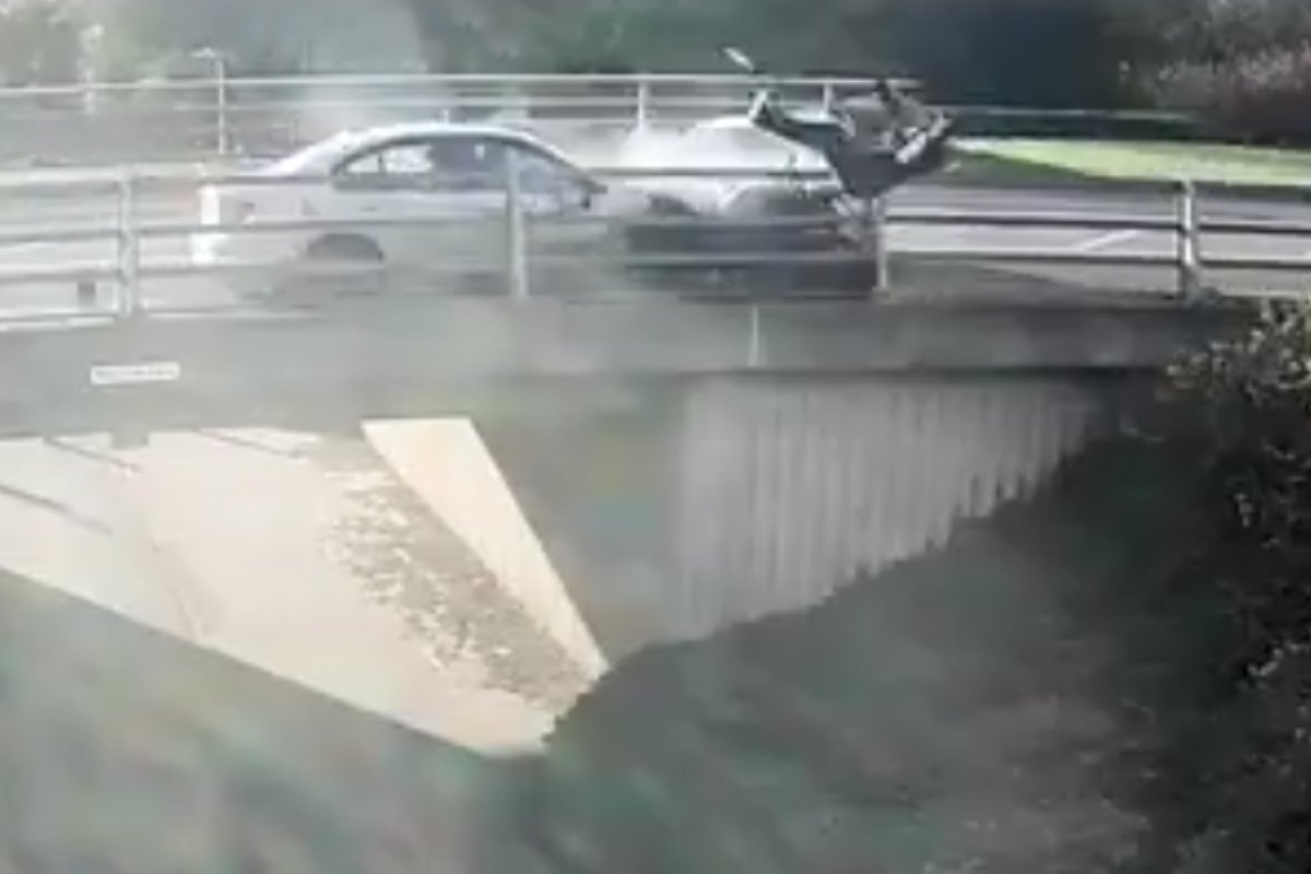 VIDEO | Litigio e scontro frontale in strada: motociclista scaraventato da un ponte