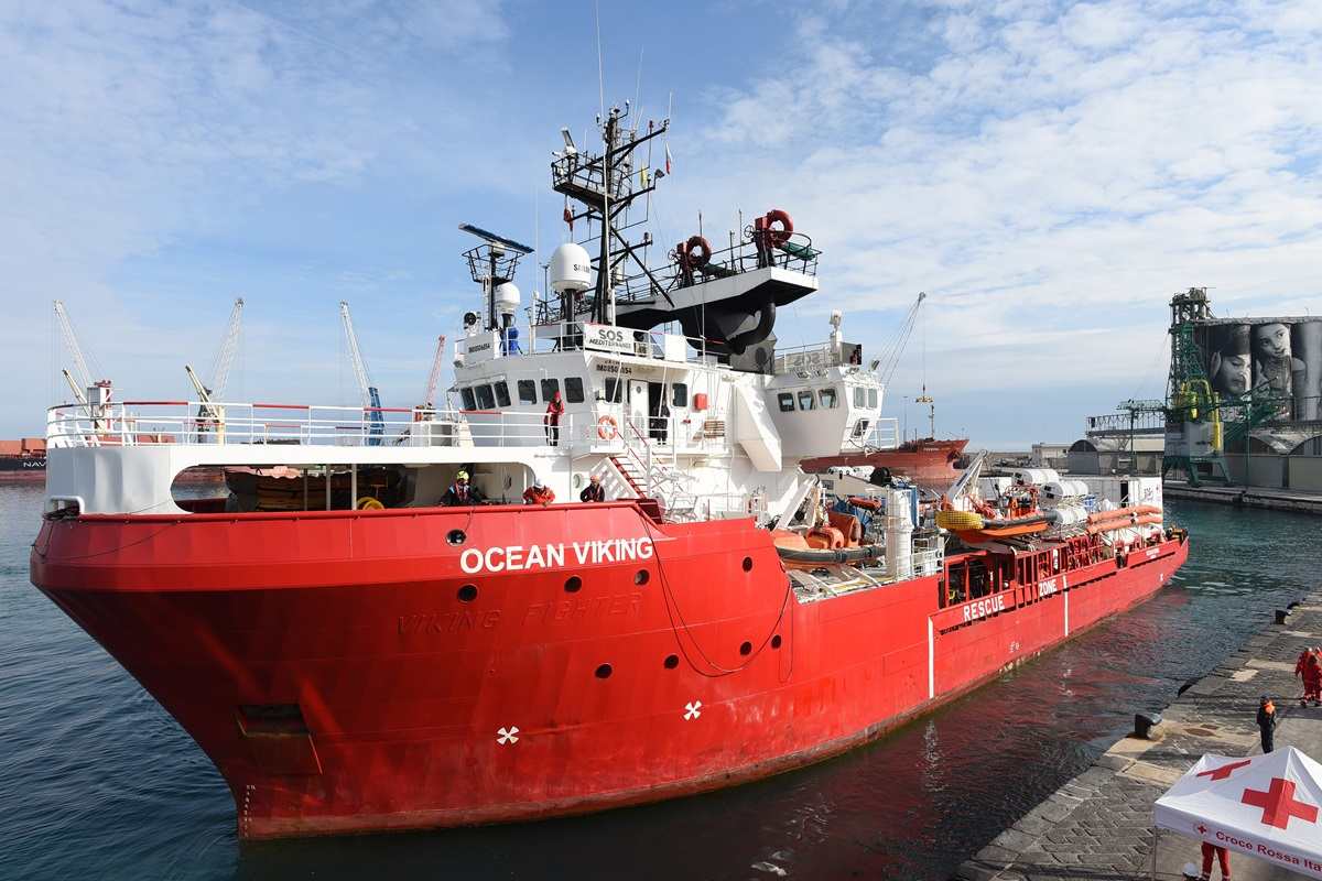 Cambio di rotta per la Ocean Viking: lo stop a Catania per lo sbarco di 23 migranti
