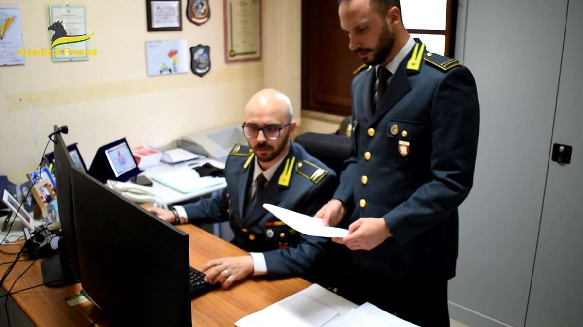 VIDEO e FOTO | Operazione Chilometro zero, scoperte oltre 100 auto “schilometrate”: sequestri e denunce VIDEO e FOTO | Operazione Chilometro zero, scoperte oltre 100 auto “schilometrate”: sequestri e denunce