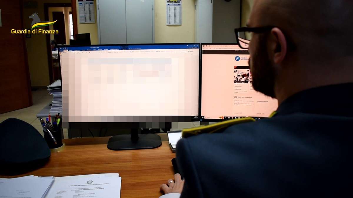 VIDEO e FOTO | Operazione Chilometro zero, scoperte oltre 100 auto “schilometrate”: sequestri e denunce VIDEO e FOTO | Operazione Chilometro zero, scoperte oltre 100 auto “schilometrate”: sequestri e denunce