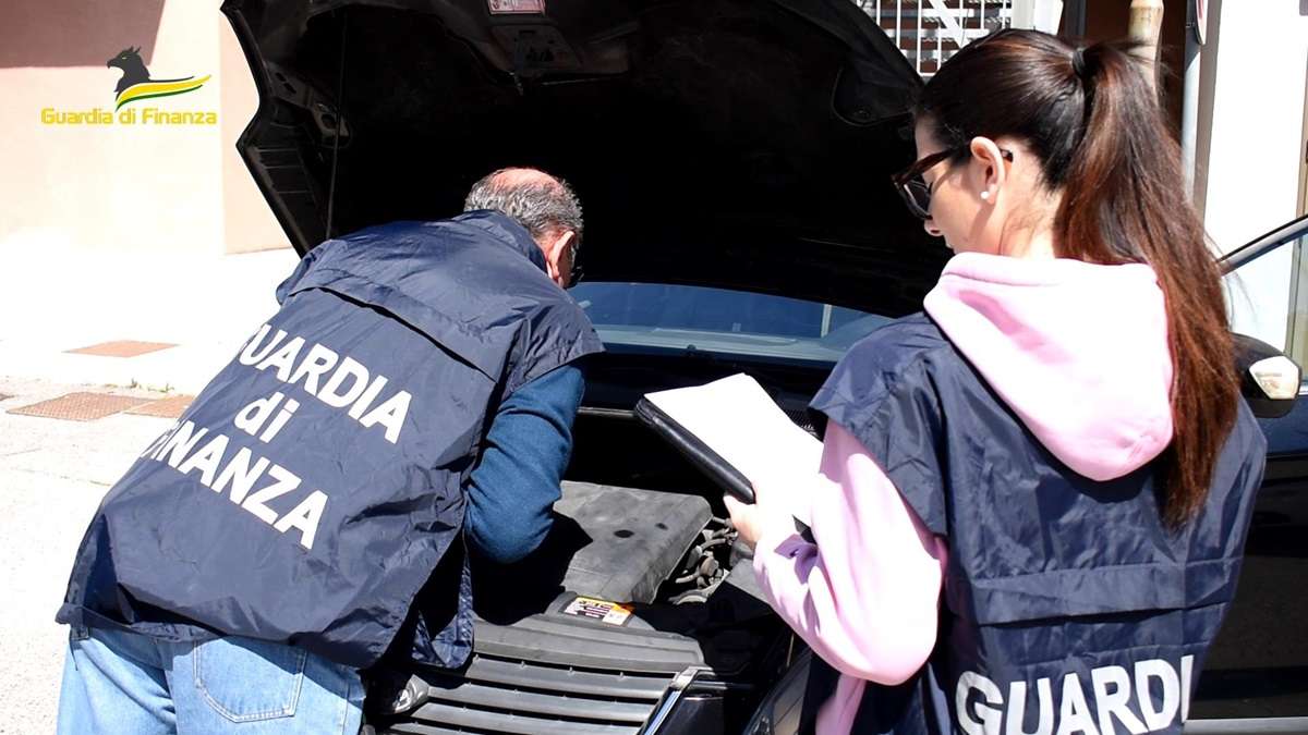 VIDEO e FOTO | Operazione Chilometro zero, scoperte oltre 100 auto “schilometrate”: sequestri e denunce