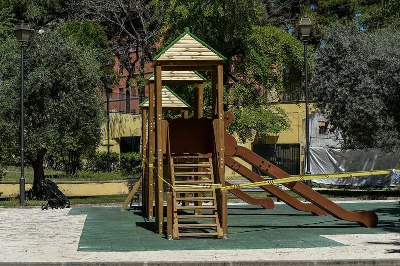 Bambina di 16 mesi trova e ingerisce pezzo di hashish alla villa comunale di Comiso: salvata