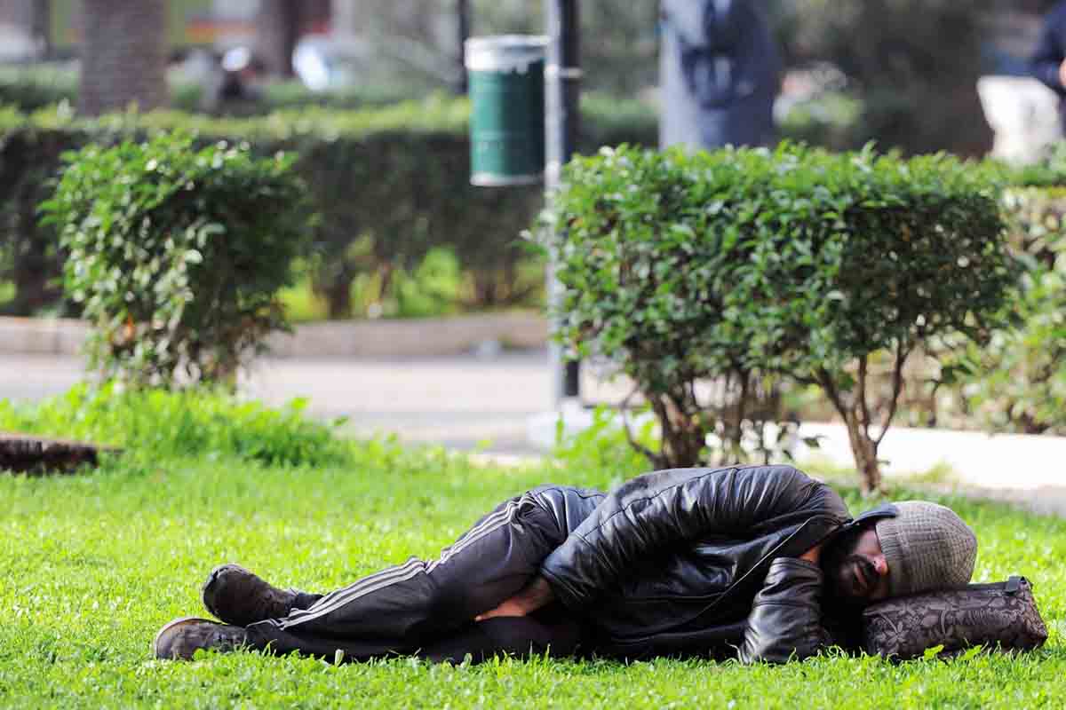 Un Paese spaccato da crescenti diseguaglianze così poveri e Sud finiscono sempre più a fondo