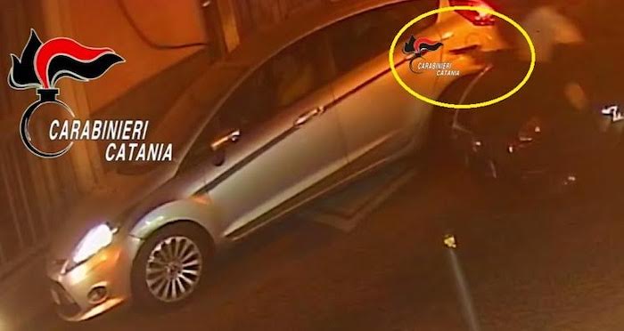 VIDEO | Porta via l’incasso di giornata di un rifornimento di benzina a Misterbianco: preso in 12 ore
