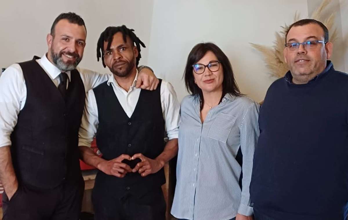 Trapani, razzismo al ristorante: due coppie chiedono di non essere servite dal cameriere del Camerun