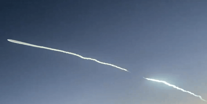 VIDEO | Razzo Falcon 9 di SpaceX volteggia nei cieli della California