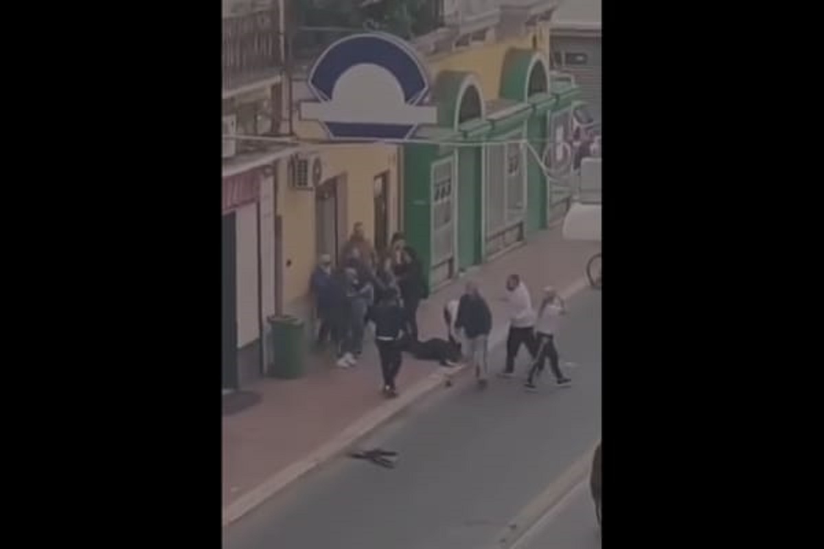 VIDEO | Prima la processione di Pasqua, poi la rissa furibonda: le immagini