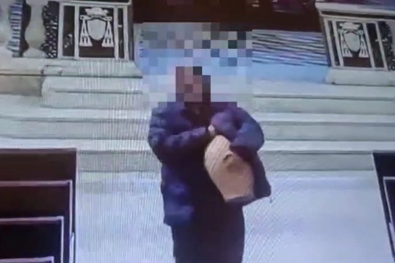 VIDEO | Colpo in cattedrale: entrano e rubano il salvadanaio con le offerte per la Palestina