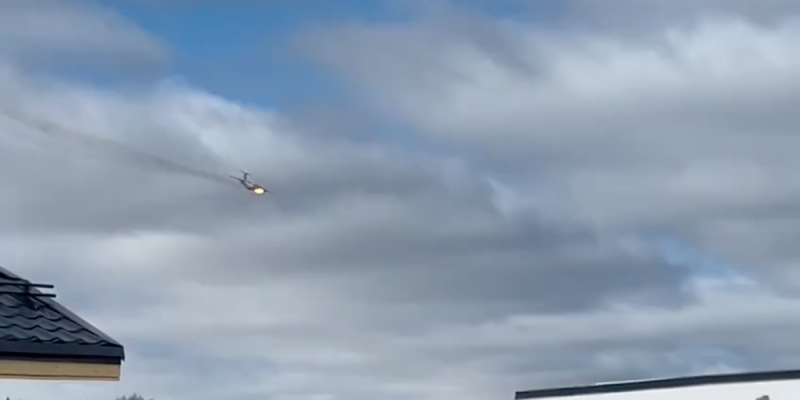 VIDEO | Il motore va a fuoco, poi il terribile schianto: aereo militare precipita con 15 persone a bordo