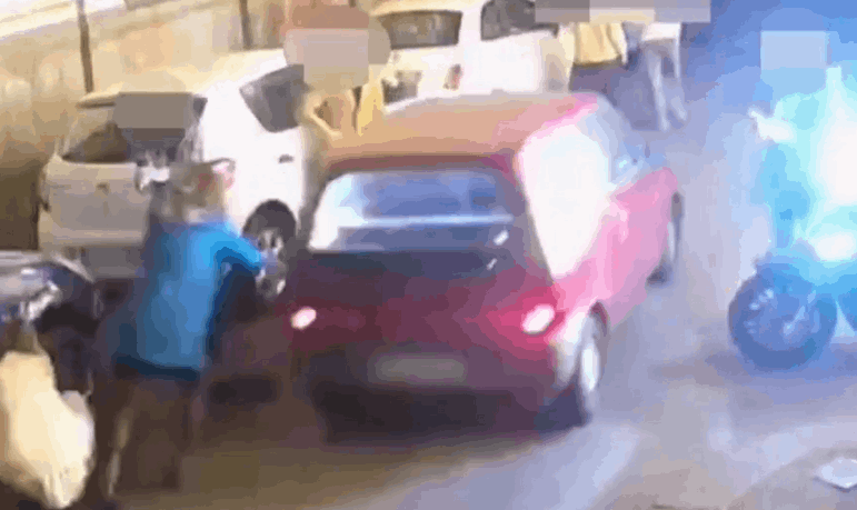 VIDEO | Scippatore in auto: ruba le borse delle donne con la mano fuori dal finestrino a Catania