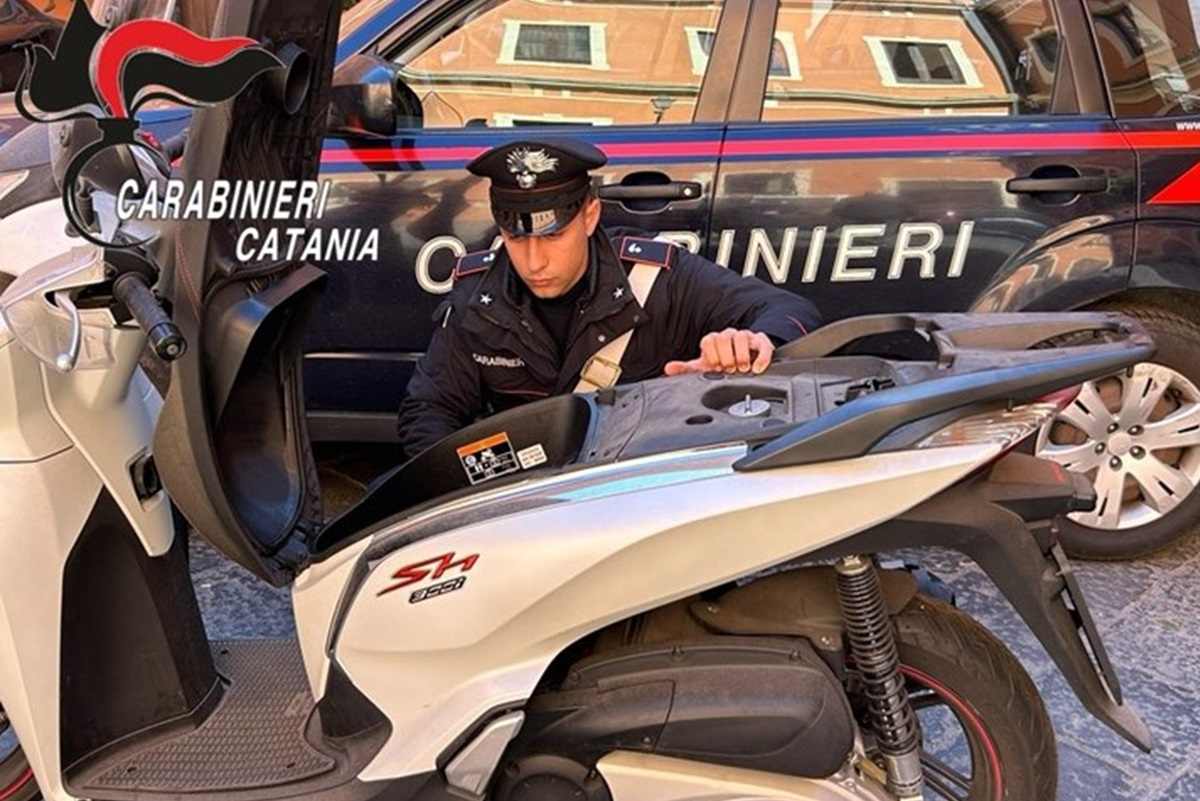 Acireale, minorenne in sella a scooter rubato: arrestato per furto