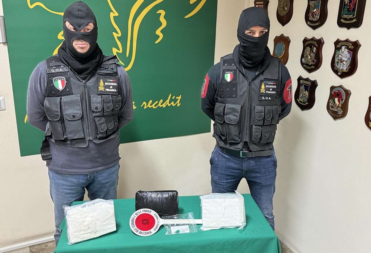 VIDEO | Catania, trasportava 4 kg di cocaina nell’intercapedine del paraurti: arrestato