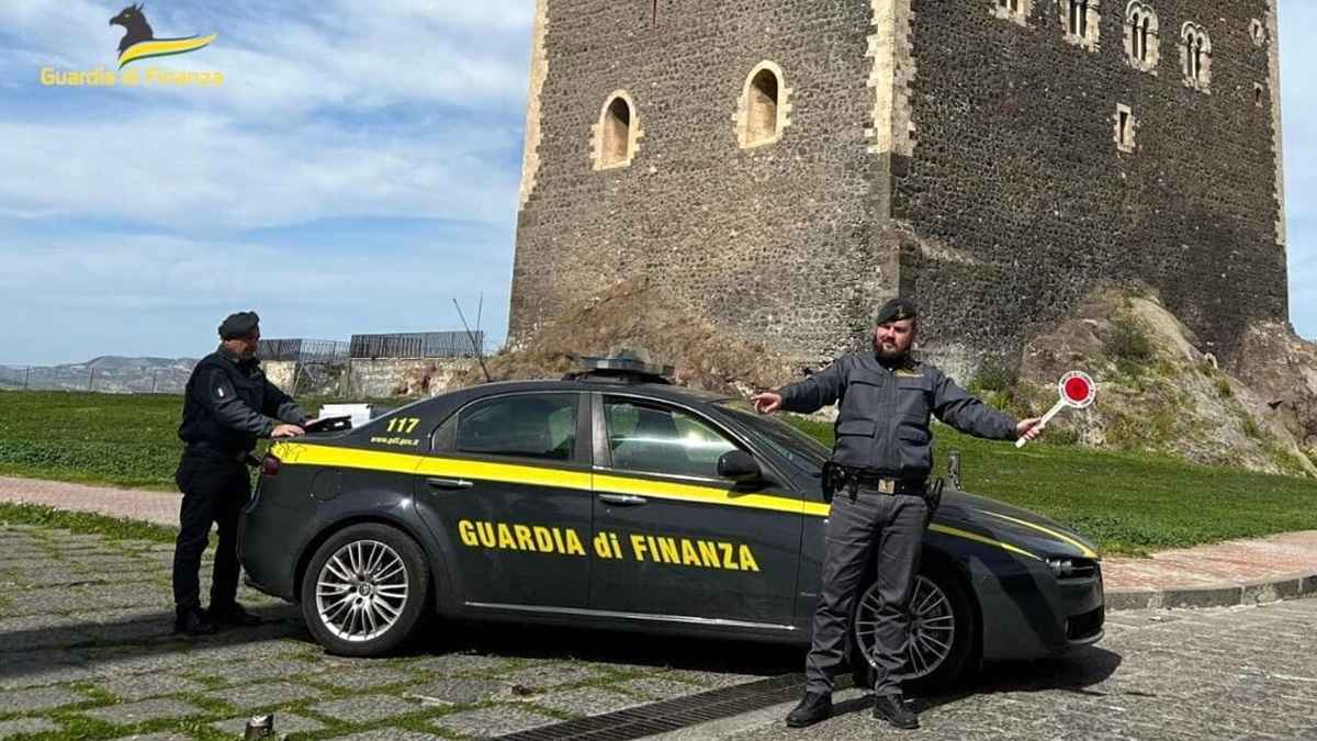 Catania, si spaccia per finanziere e truffa commercianti: arrestato da Gdf