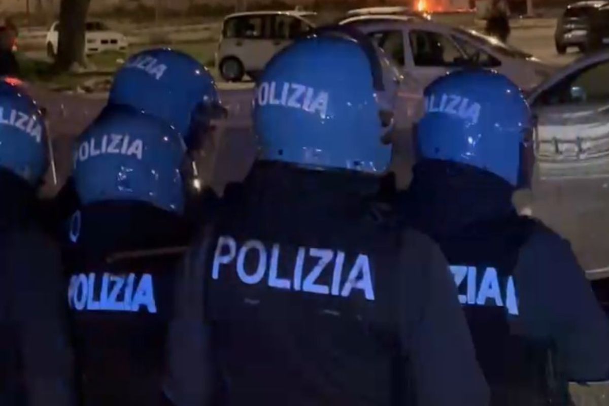 VIDEO | Palermo, notte di follia per le vampe di San Giuseppe: scontri, aggressioni e tre agenti feriti