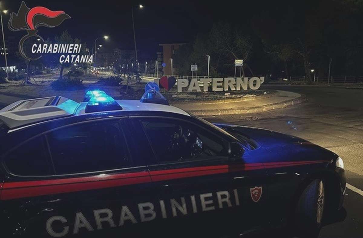 Paura nella notte a Paternò, sparatoria in pieno centro: 20enne in codice rosso
