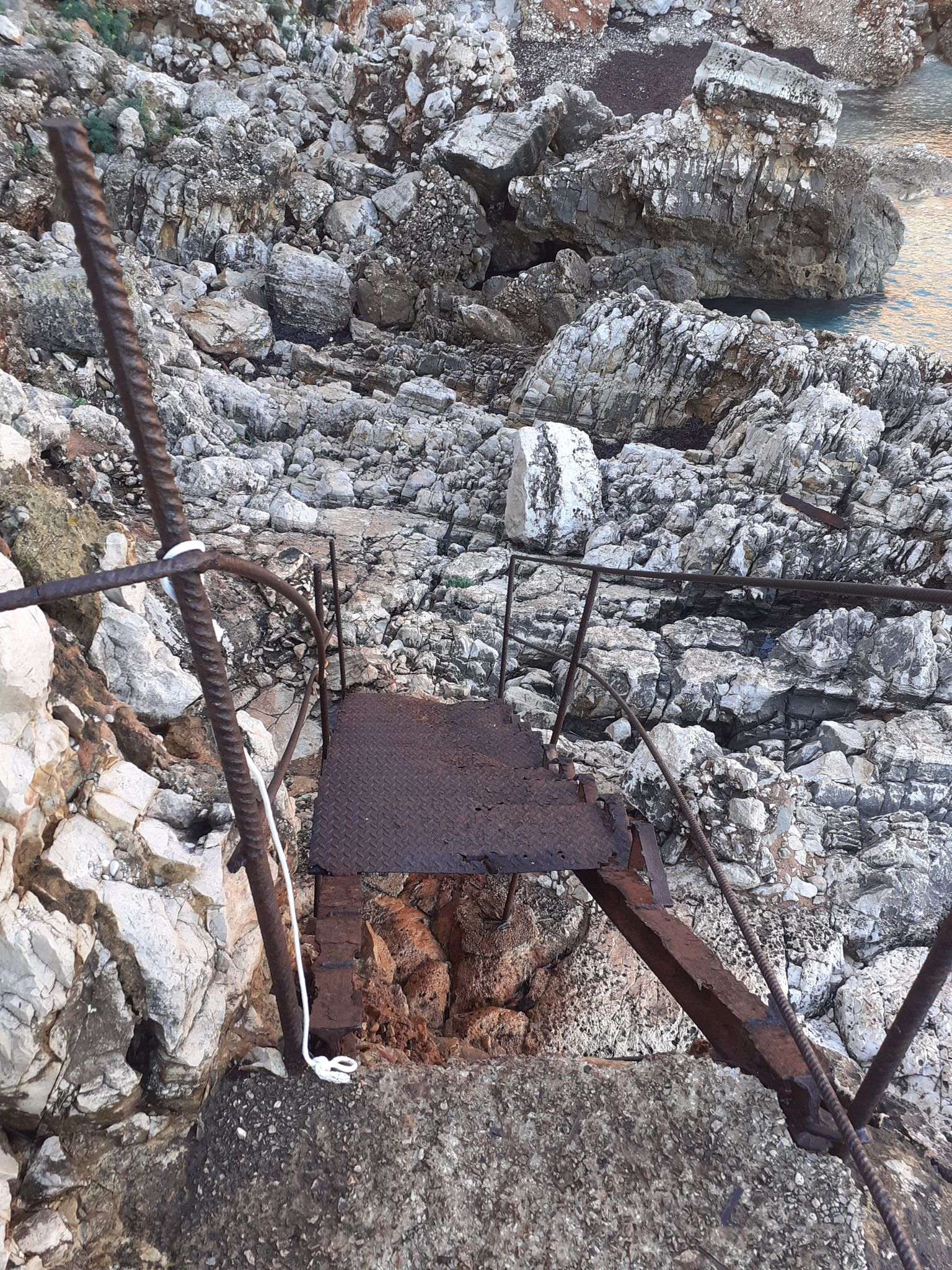 Scopello: messa a nuovo la scala di Cala Rossa