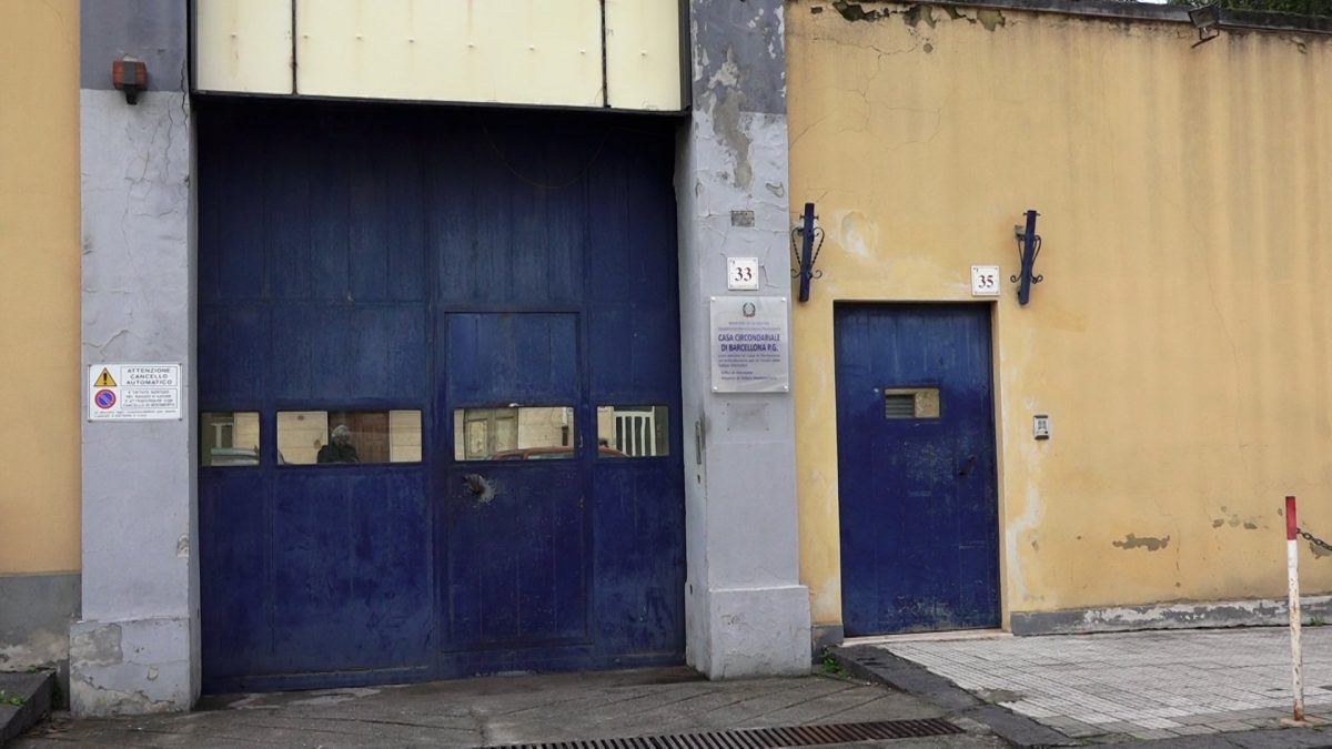 Carcere di Barcellona Pozzo di Gotto, cellulare nascosto sotto la mattonella: ennesimo ritrovamento