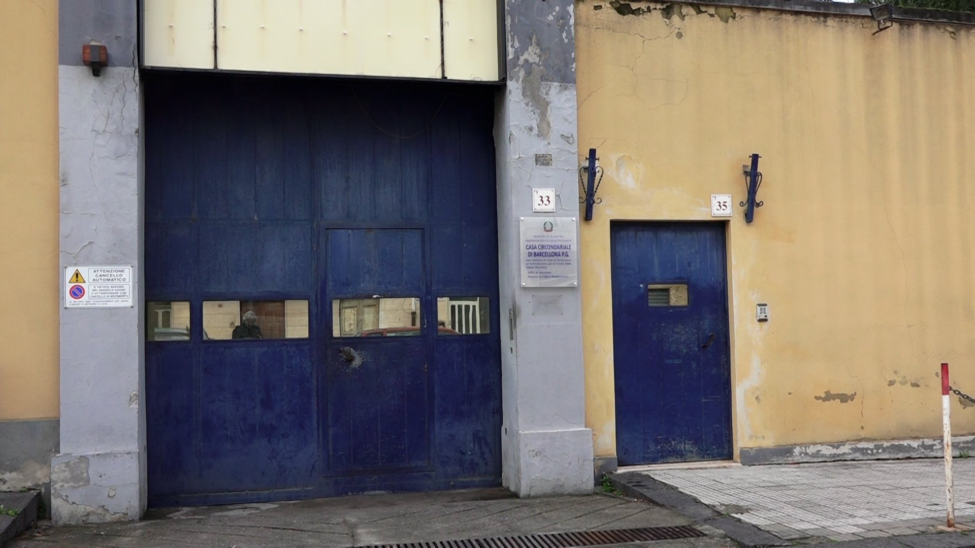 Carcere di Barcellona Pozzo di Gotto, cellulare nascosto sotto la mattonella: ennesimo ritrovamento