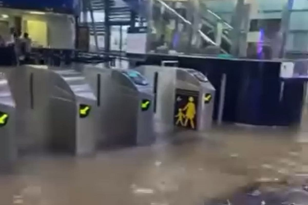 VIDEO | Eccezionale alluvione, pioggia travolge aeroporto e negozi: Dubai “in ginocchio”