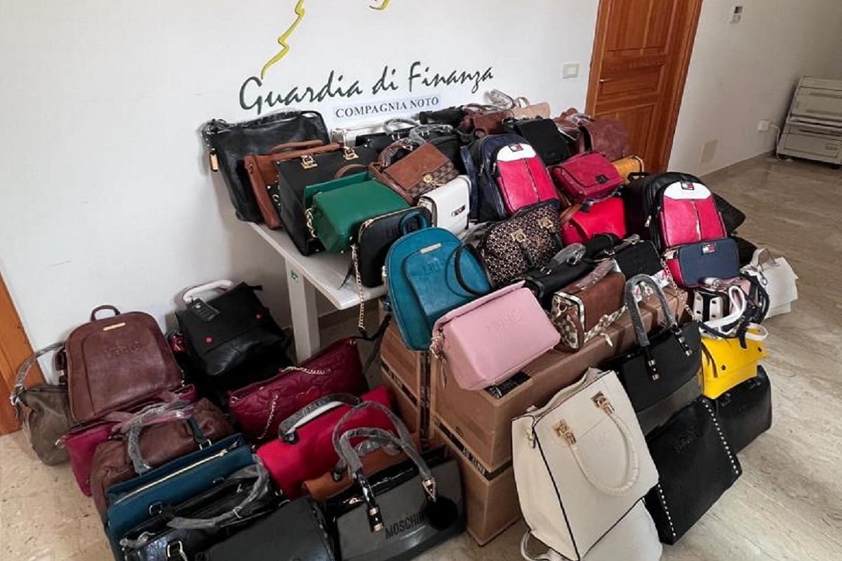 Alta moda a prezzi “stracciati”, sotto sequestro borse contraffate nel Siracusano