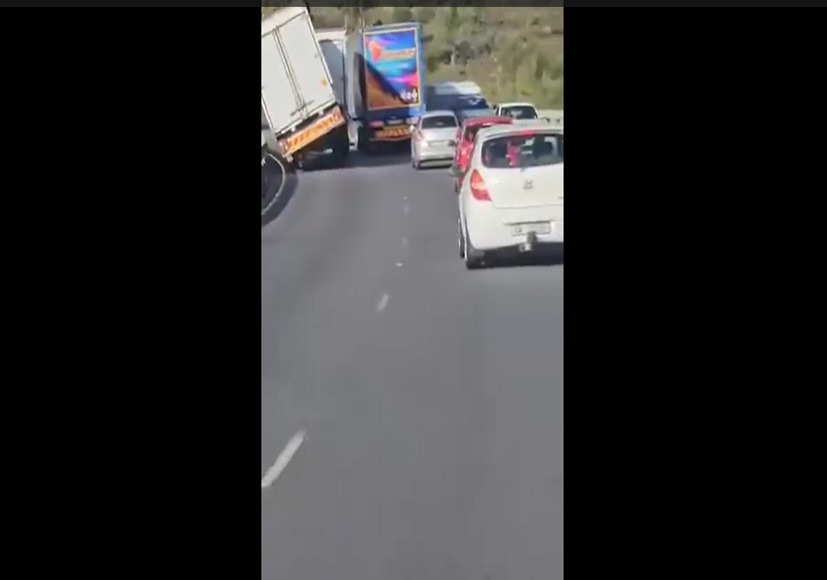 VIDEO | Vento troppo forte, camion cade giù dal viadotto: terrificante episodio in Sudafrica