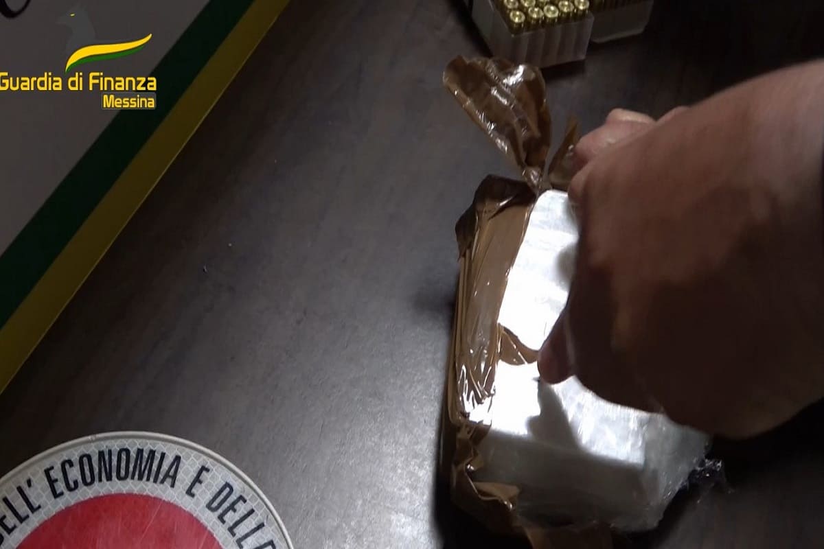VIDEO | In viaggio con mezzo chilo di cocaina e 200 munizioni, arrestato corriere a Messina