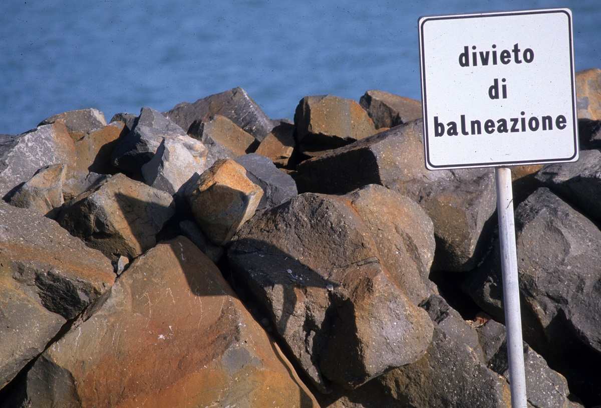 Coste inquinate o inaccessibili: in Sicilia il mare un bene vietato