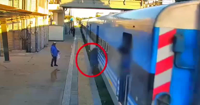 VIDEO | Cerca di salire sul treno in corsa, ma precipita sui binari: tragedia sfiorata