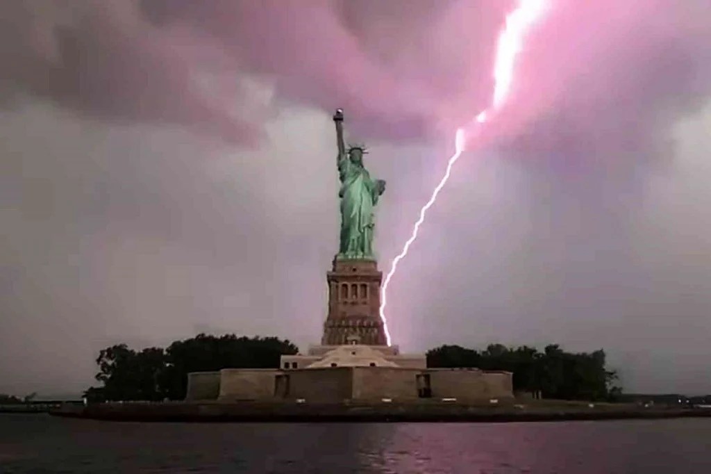 VIDEO | Statua della Libertà colpita da un fulmine: le immagini
