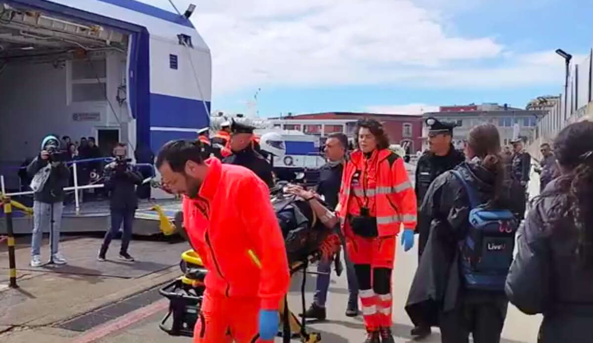 VIDEO | Napoli, imbarcazione urta una banchina al Molo Beverello: feriti i passeggeri