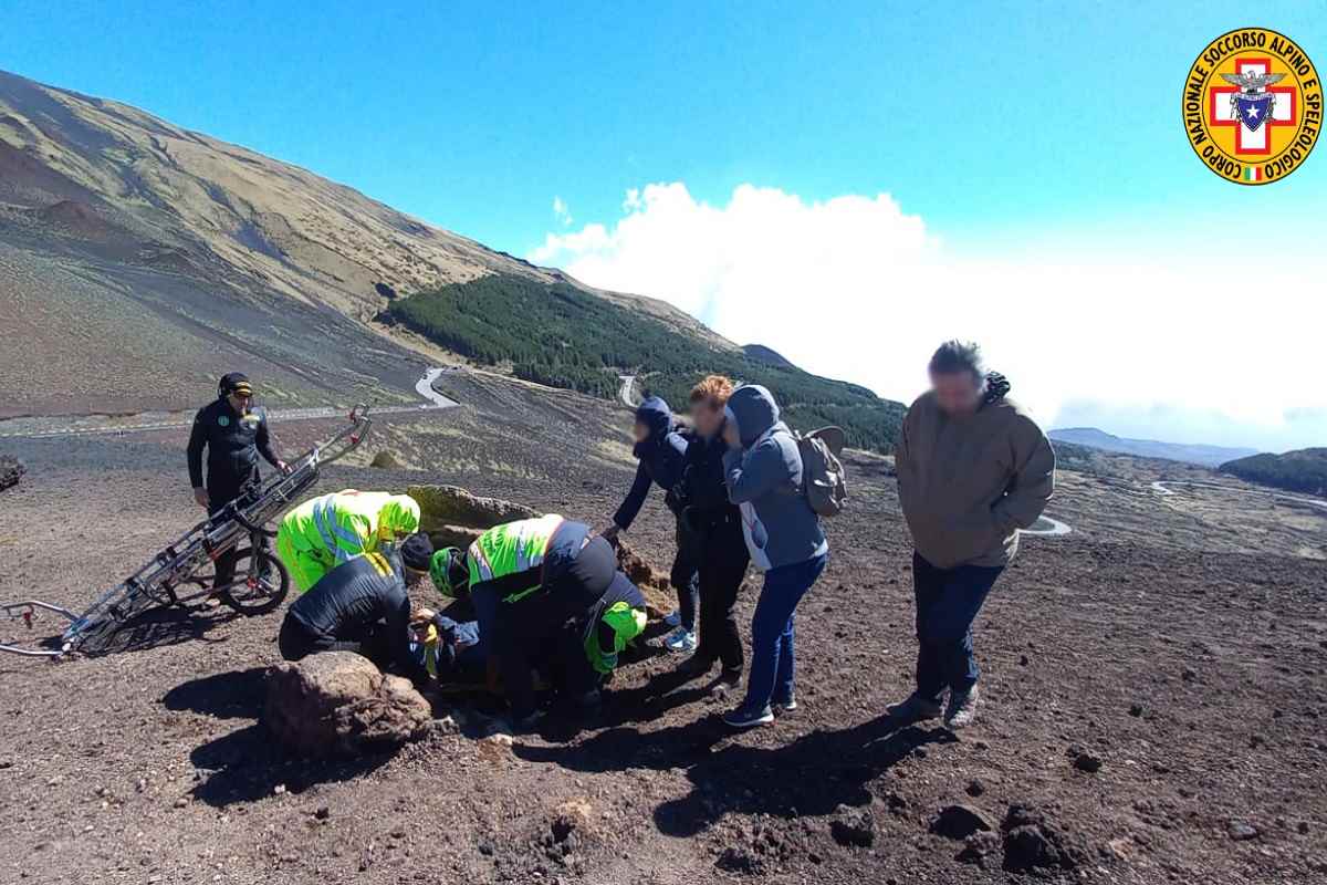 Turista scivola sull’Etna e si fa male: scatta l’intervento di soccorso al Rifugio Sapienza