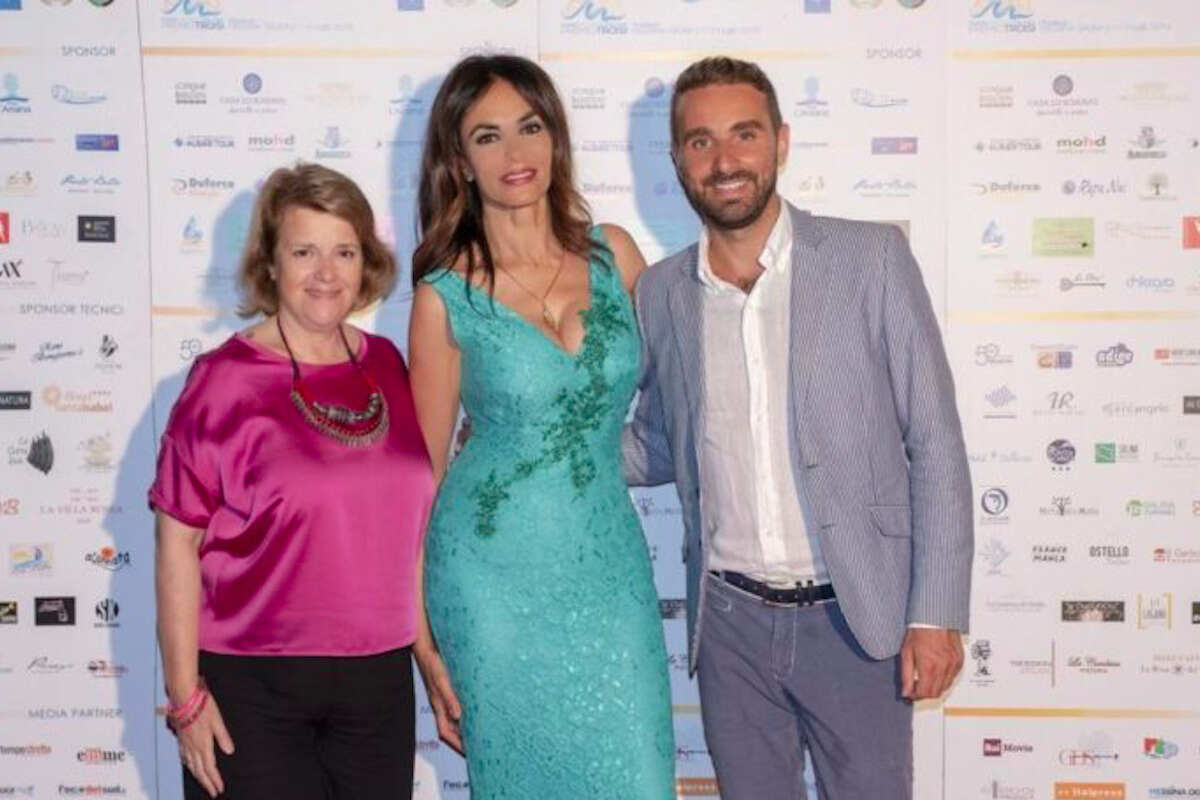 “Il Postino” compie 30 anni, a Salina la celebrazione di Troisi con Maria Grazia Cucinotta