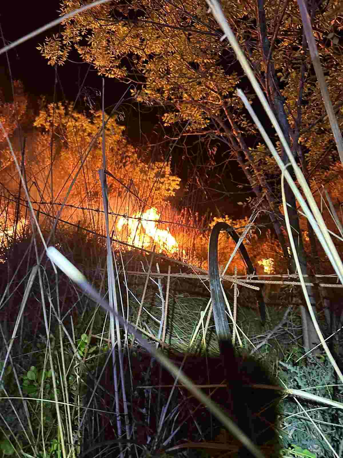 Operazioni di soccorso a Monterosso Almo per lo spegnimento di un rogo, foto della Protezione civile