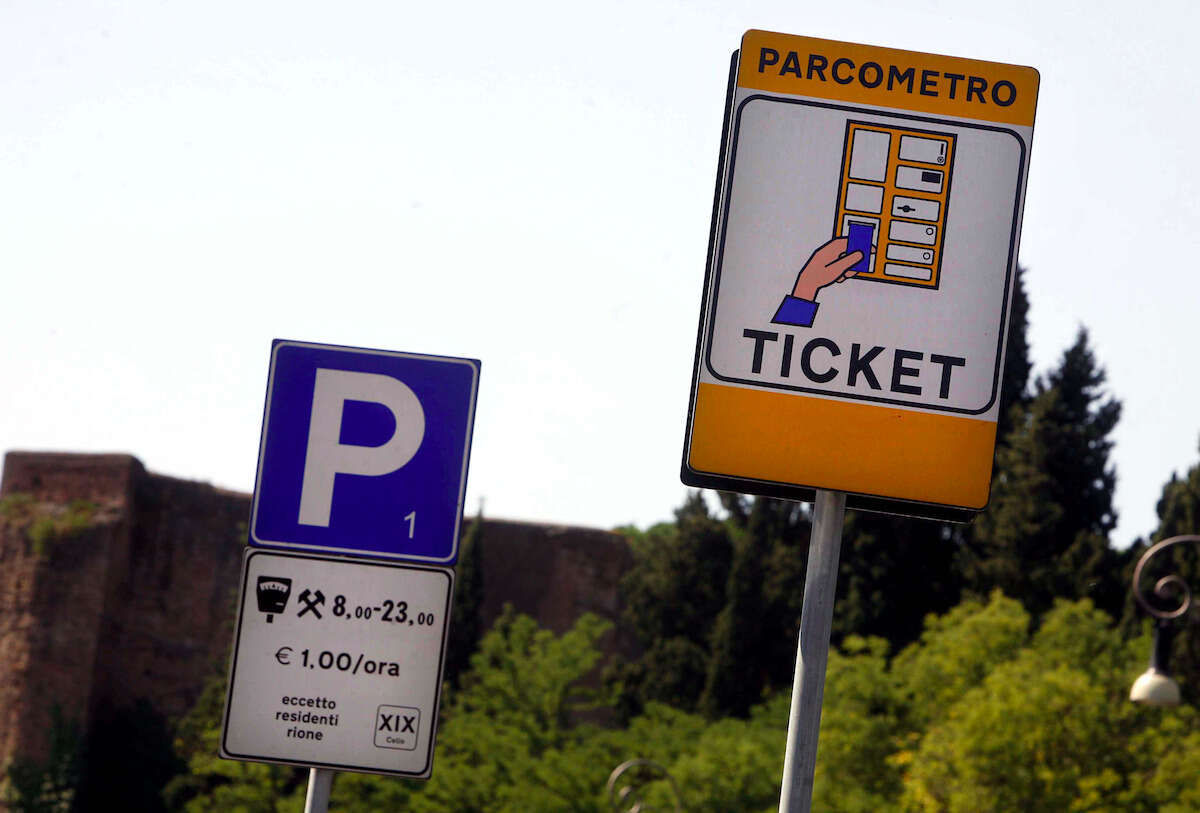 Catania, parcheggia sul marciapiede e inveisce sul sindaco: “Pensa alla spazzatura”