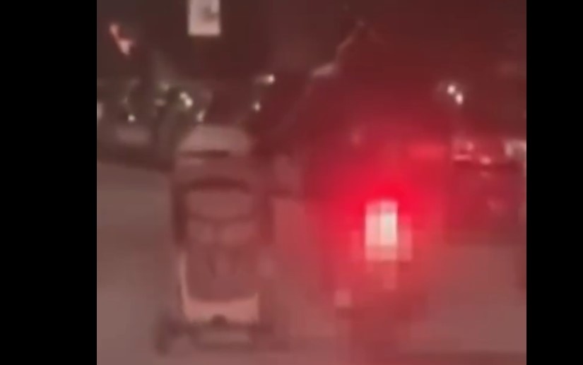 VIDEO | Trascina il passeggino con lo scooter: scoppia la polemica