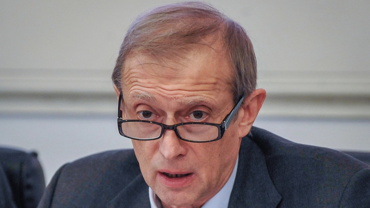 “Ha rubato un profumo in aeroporto”, l’accusa a Piero Fassino: scatta la denuncia, lui smentisce