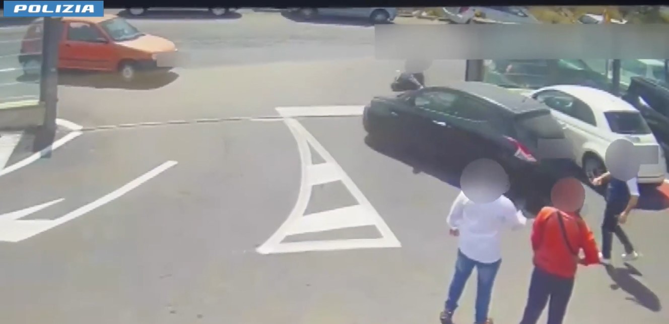 VIDEO | Incredibile furto a Catania, ruba e fuggendo investe poliziotto: arrestato