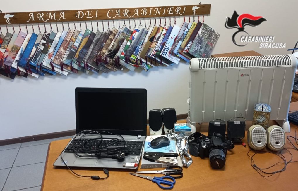 Canicattini Bagni, ruba computer e materiale informatico da ufficio Comunale: denunciato