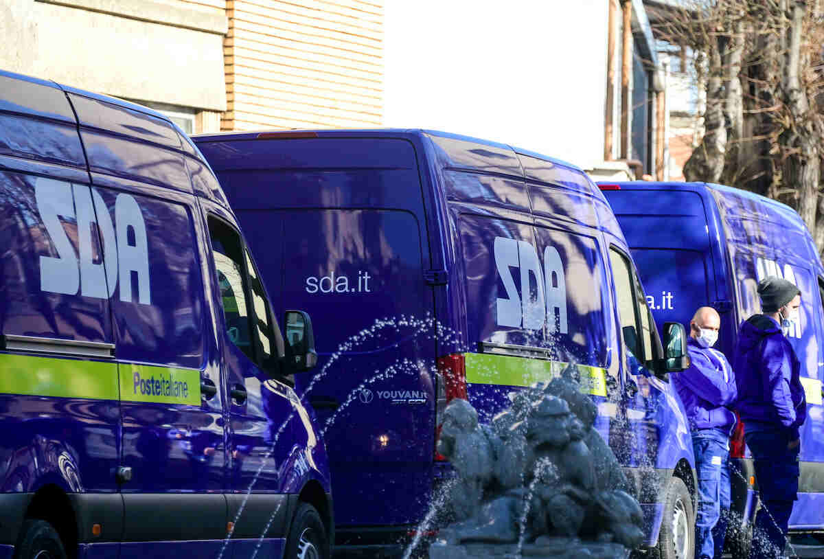 Poste Italiane cerca diplomati e laureati in campo logistico: l’offerta di lavoro e come candidarsi