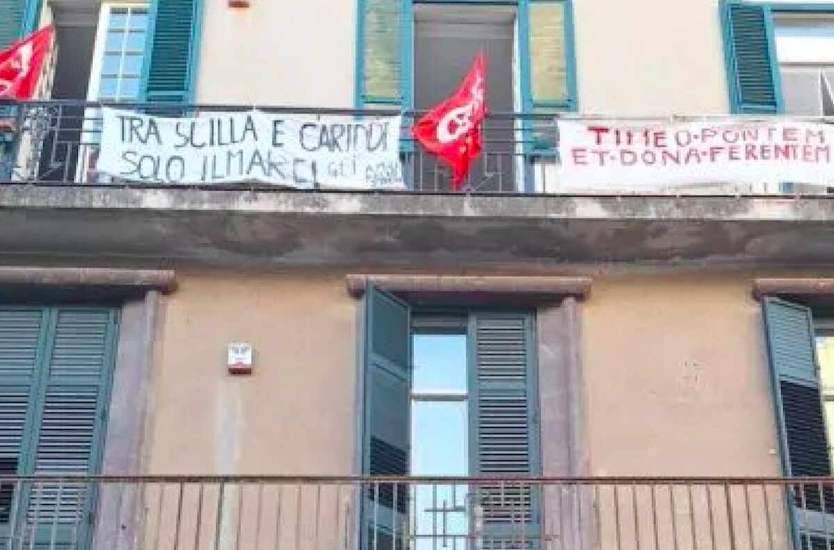 Messina, gli striscioni “No Ponte” all’inaugurazione della nuova sede Lega