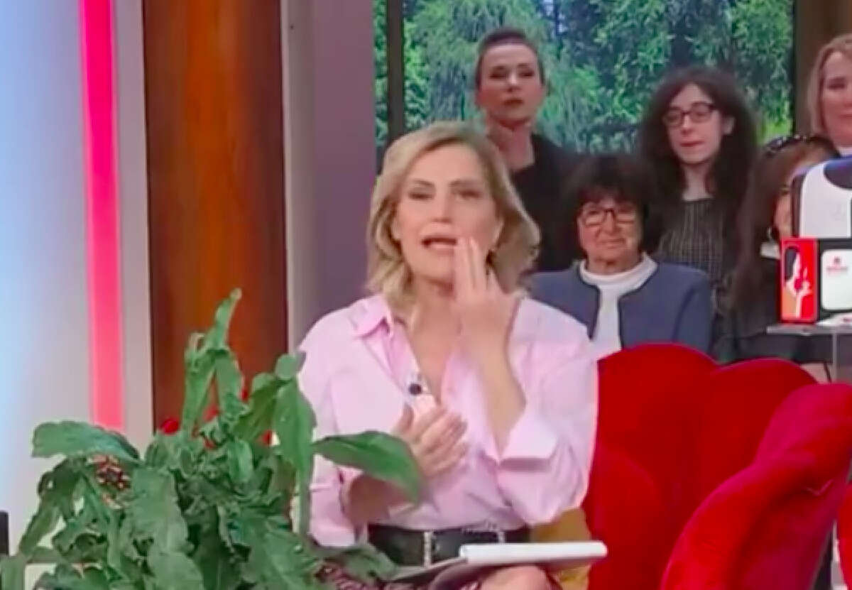 Simona Ventura e la paralisi facciale in diretta: “Mi sto curando, è transitorio”