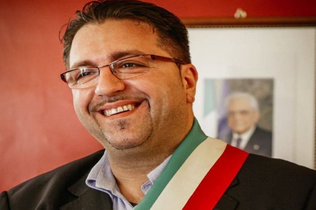 Una croce e 9 cartucce sul cancello di casa, terribile intimidazione al sindaco Castellino