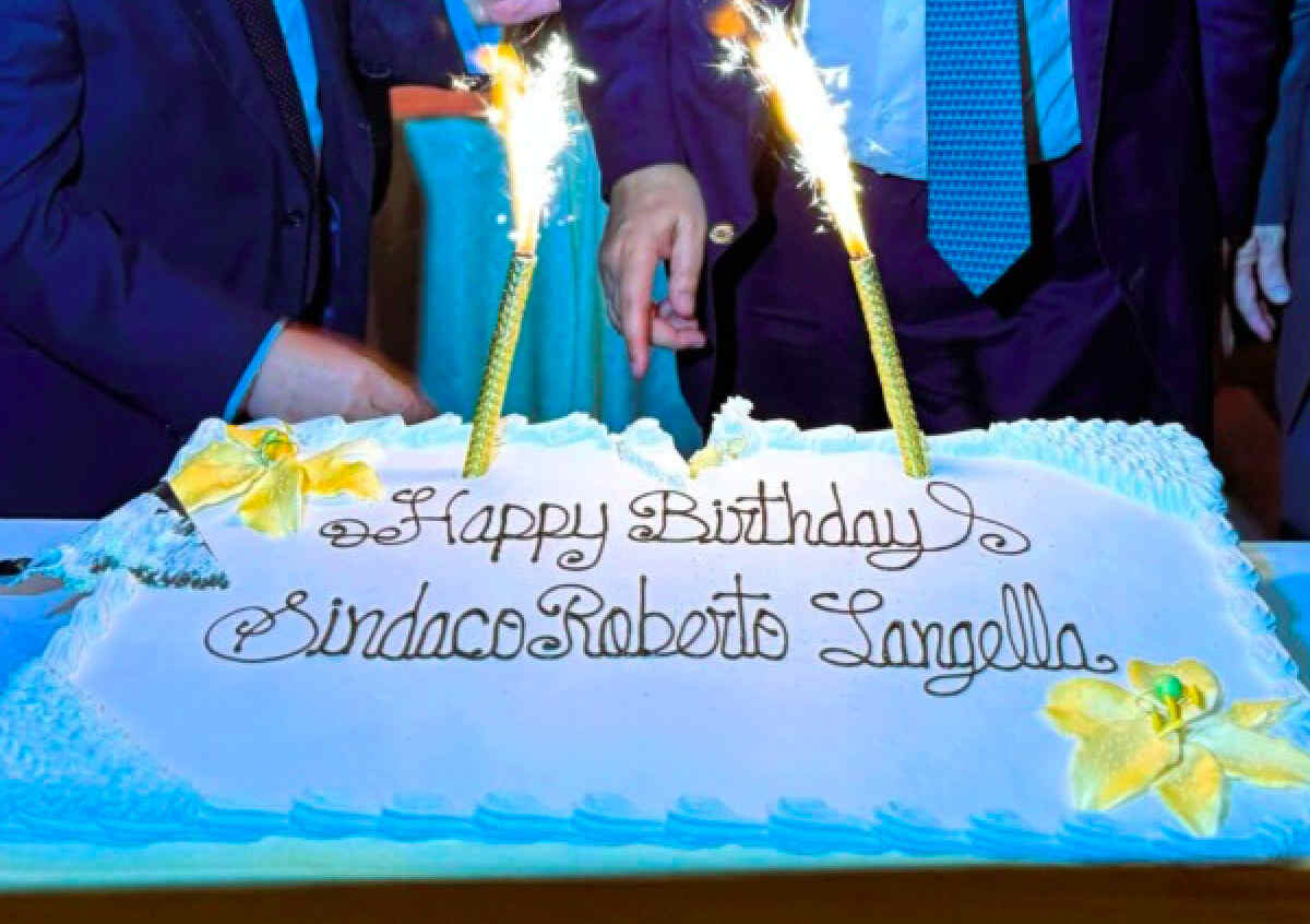 Da Lagalla a “Langella”, il sindaco festeggia il compleanno a New York ma il cognome sulla torta è sbagliato