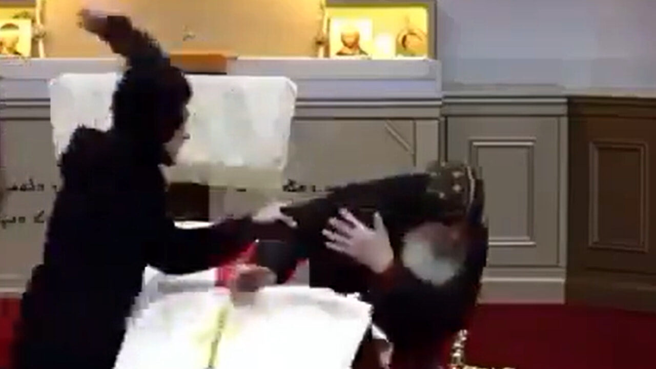 VIDEO | Assalto a coltellate in chiesa: feriti il vescovo e alcuni fedeli