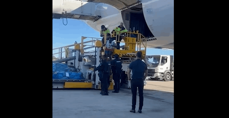 VIDEO | Tenta di imbarcarsi nella stiva di un aereo: il bizzarro episodio all’aeroporto di Sydney