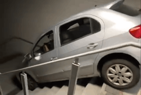 VIDEO | Rimane incastrato con l’auto sulle scale dello stadio, il bizzarro incidente in Brasile