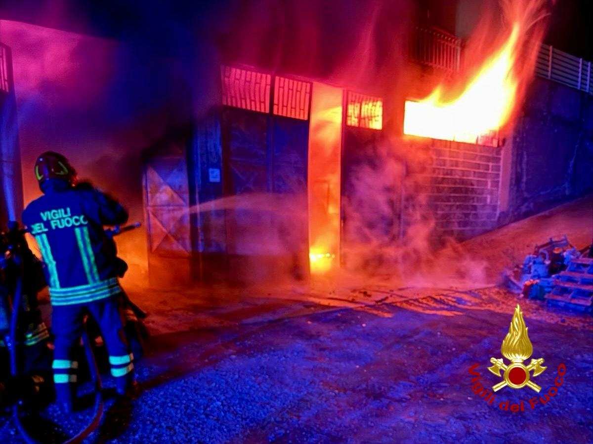 Bronte, incendio nella notte in un garage: intervento VVF