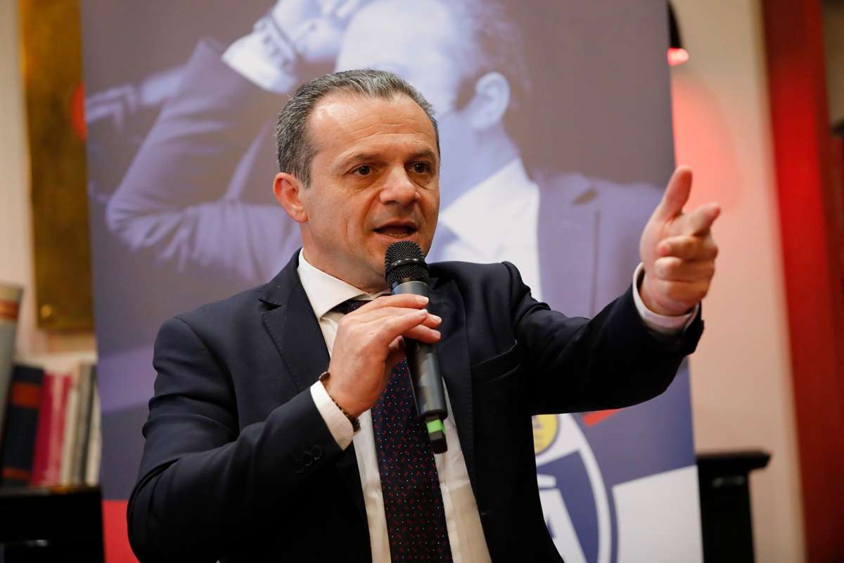 Sud chiama Nord, malore improvviso per Cateno De Luca durante un comizio Sud chiama Nord, malore improvviso per Cateno De Luca durante un comizio